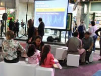 La avenida Corrientes se transformó en una librería nocturna al aire libre