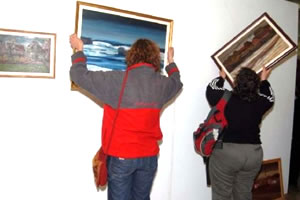 Polémica por una muestra plástica de Toon Maes en el Centro Cívico de Bariloche